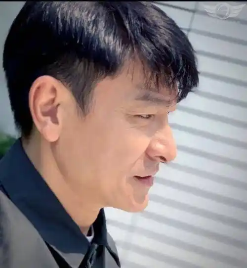 52岁"逆生长女王"翁虹近况曝光,59岁刘德华重发美颜照不愿服老_网友