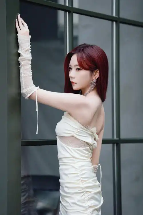张紫宁超话#天赐的声音#露肩礼服清冷矜贵,举手投足魅力尽显,是