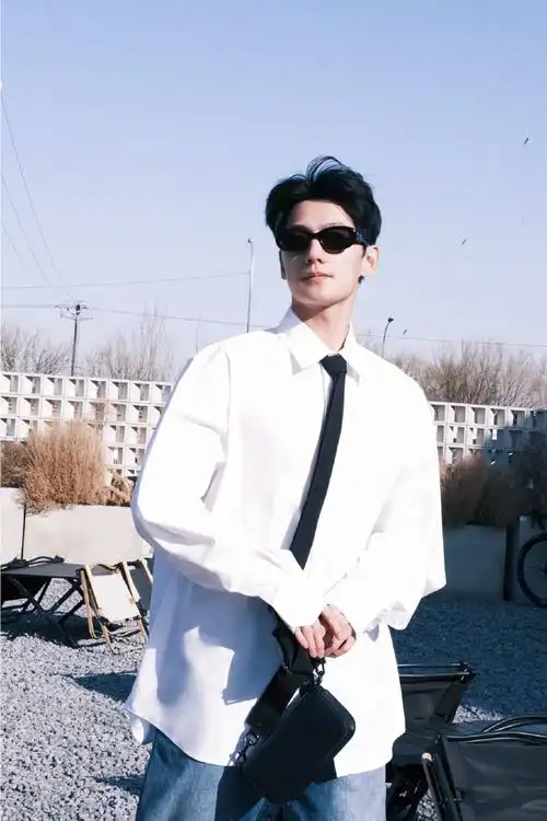 阳光正好的杨洋～白衬衫牛仔裤也能很潮  #杨洋清瘦了不少