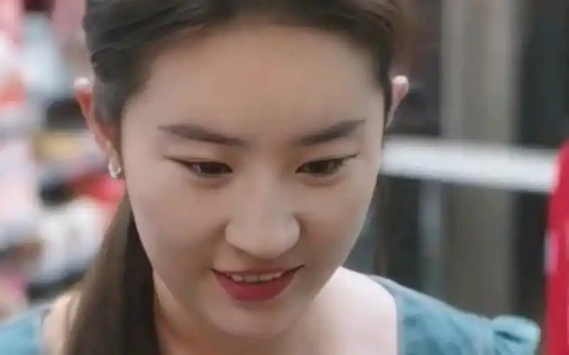 刘亦菲笑起来甜蜜蜜