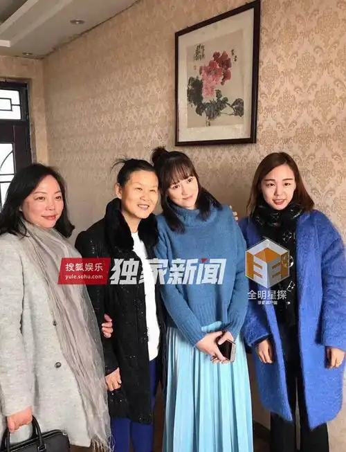 陈乔恩与王凯母亲(左二),亲友合影.