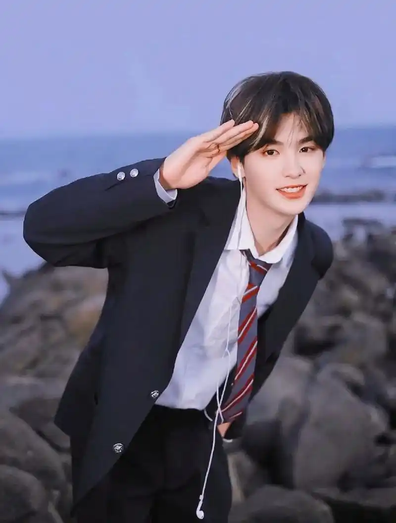 98昊瀚星辰 ,未来可期98——黄明昊 01姓名:黄明昊 98英文名