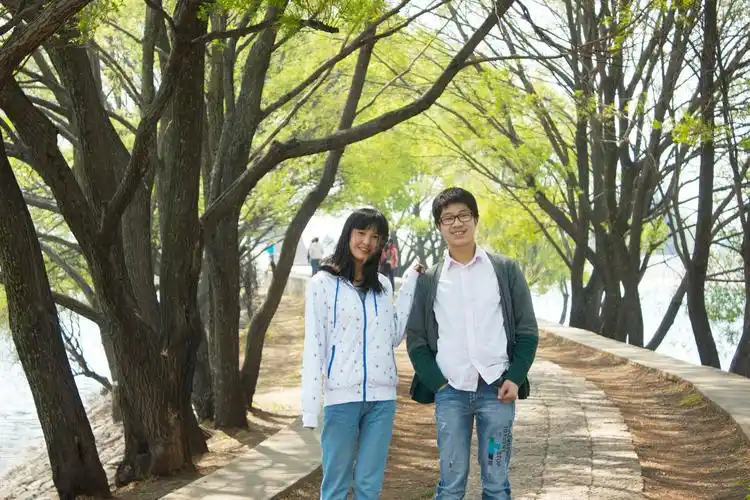 非恋人关系男女合照男的应该搂着女的的腰或肩膀吗会有什么不好的影响