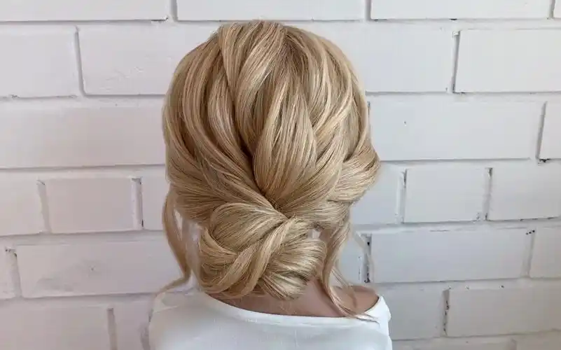 俄罗斯造型师简易扭转低簪盘发教程