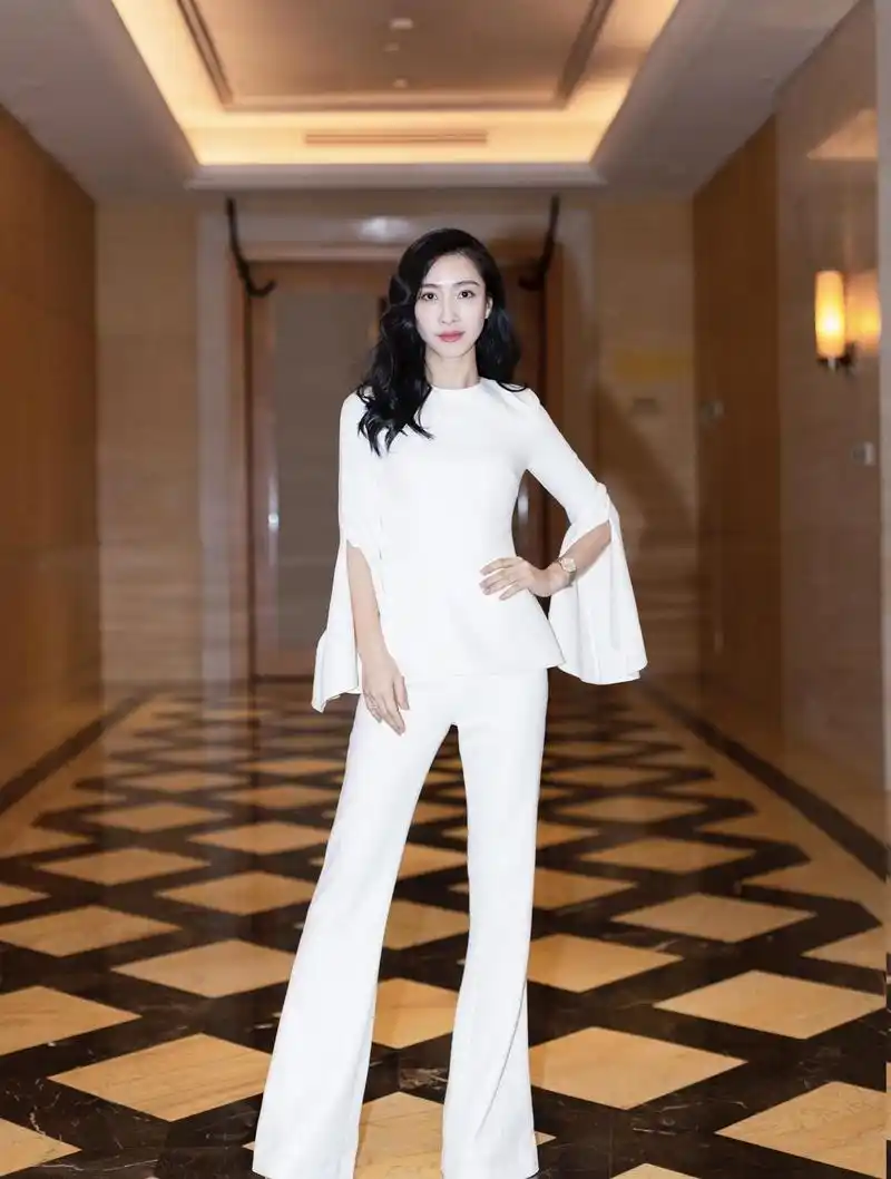 原创33岁陶昕然气质绝了直发造型搭配白色连衣裙却意外时髦又高级