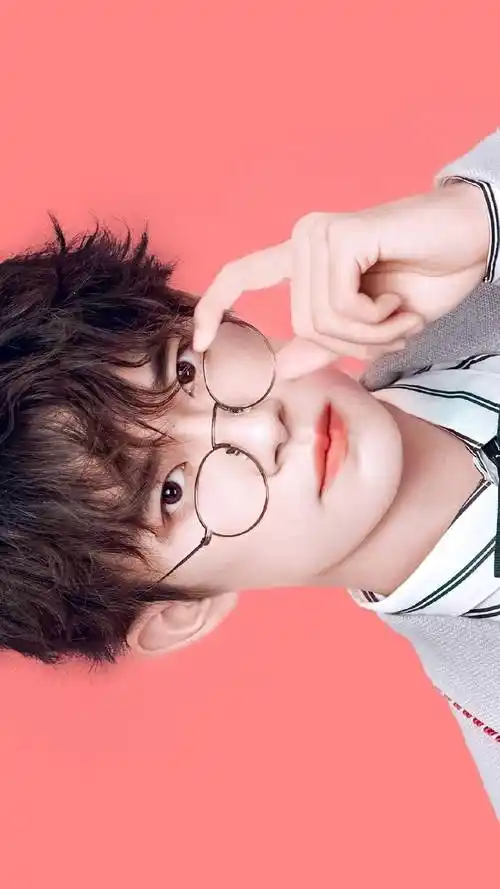 粉丝自制壁纸小合集与易烊千玺慢饮乌龙茶呀