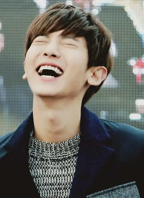 这是一个越往下拉笑容越大的93朴灿烈93笑容楼