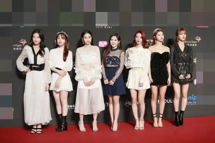 香港mama颁奖礼星光黯淡宋仲基清瘦亮相baby与女团比美