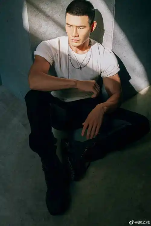 嘎子哥谢孟伟晒硬汉照开工 身材挺拔有型_气质_眼神_写真