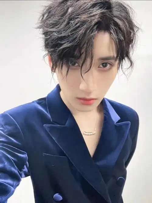 严浩翔高会#有个小男孩自拍眼睛都是带钩子的06