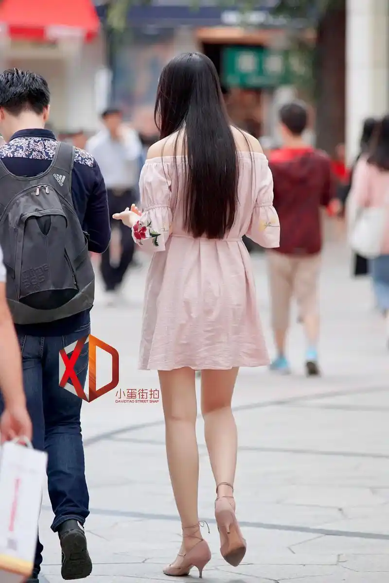 街拍深圳:粉色超短连衣裙,纤细白腿,高跟鞋,身材丰满而迷人!