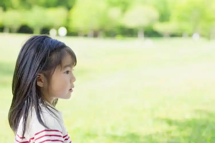 阴影,服装,朦胧,模糊,光线,影子,注视,休闲装,黄种人,草,树,树木,小孩