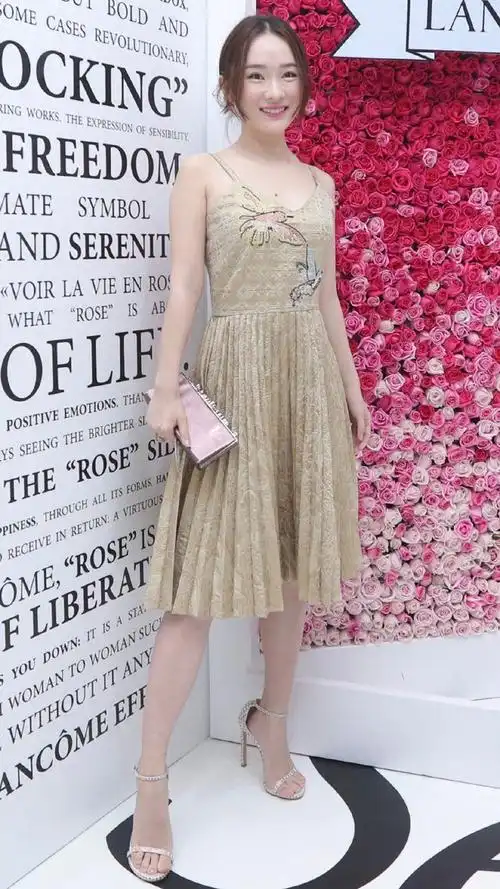 价格昂贵,不适合自己也是完全无用的,霍思燕身形比较娇小,但胜在比例