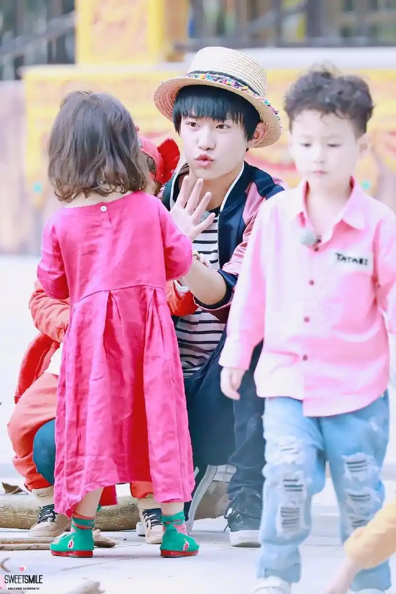 易烊千玺嘟嘟嘴合集谁还不是个三岁宝宝