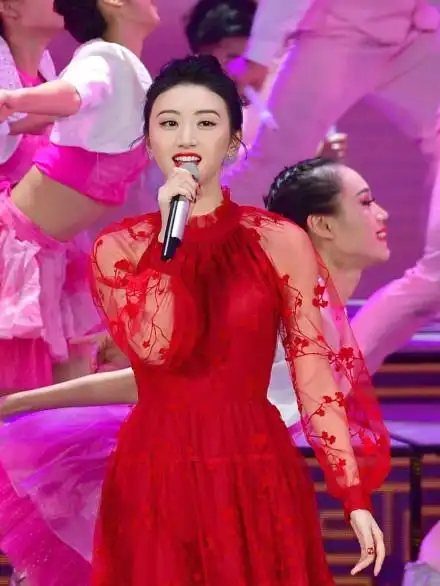 景甜登2019年春晚红色薄纱裙甜美喜庆