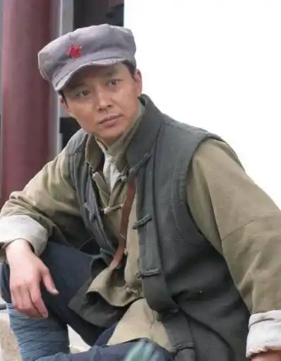 在《大染坊》之中,刘奕君饰演的赵东初让不少人记住了他,可以说是他