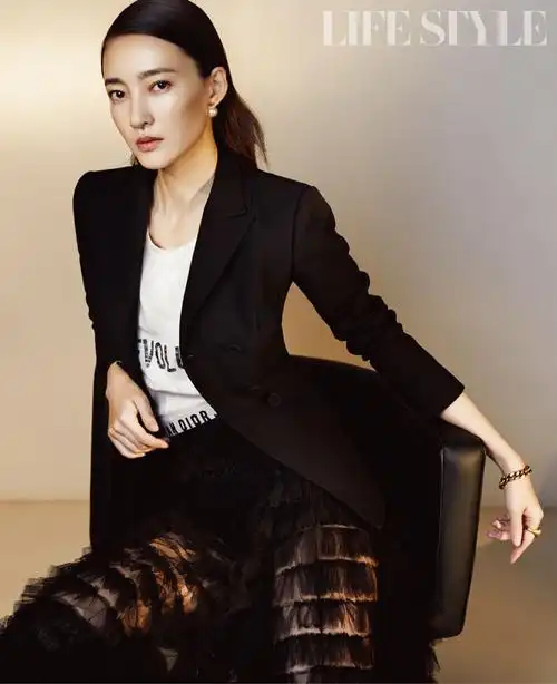 王丽坤百变西装造型 展现女王攻气场