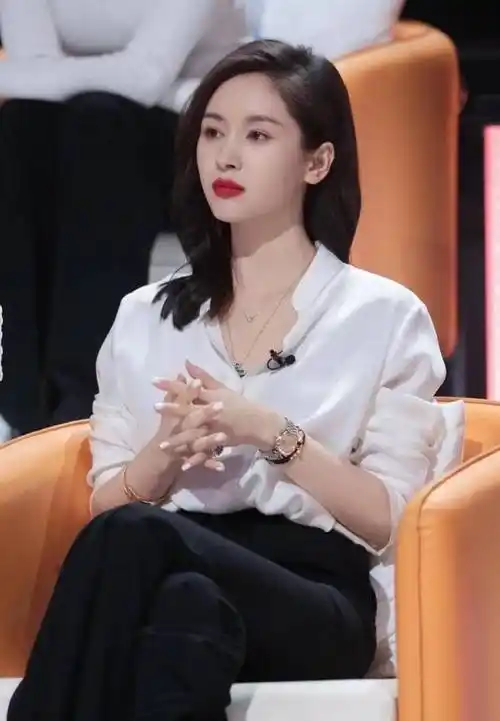 柔美的波浪可以搭配微卷的八字刘海,也可以搭配王子文这款发型的法式