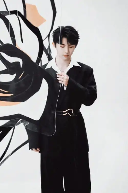 马嘉祺黑色西装随拍