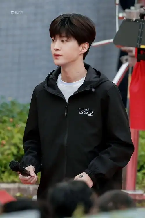 组图:《199爱》开机曝路透 杨紫高马尾造型清爽范丞丞少年感十足