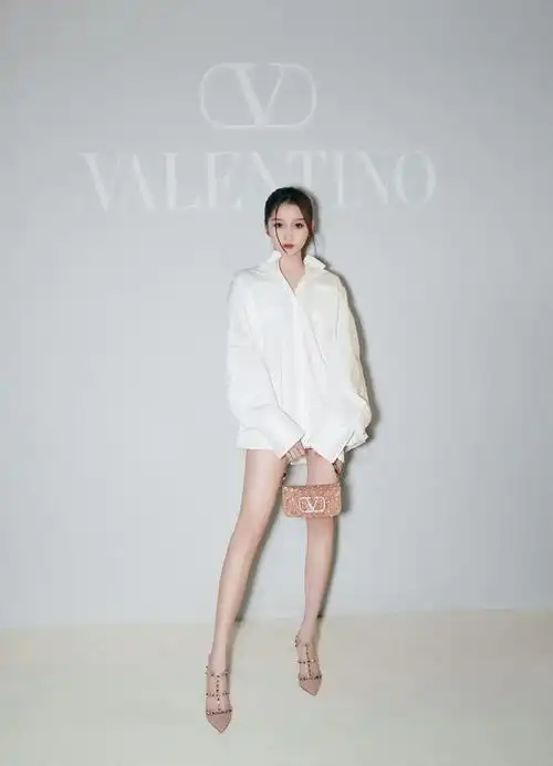 关晓彤大秀美腿"赢麻了"?超青春范穿搭火力来袭,有你喜欢的吗