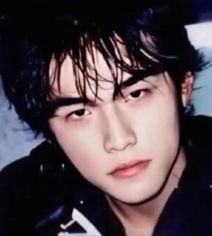 刮胡子堪比"换脸",41岁周杰伦嫩回20岁,网友称他撞脸了陈赫!