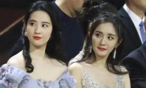 刘亦菲杨幂同框旧照幂幂风格大变神仙姐姐仍仙气十足