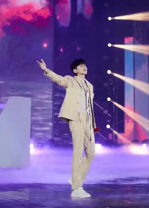 张杰黄西装##张杰巅峰盛典舞台照