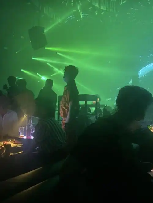 去酒吧蹦迪穿得和夜店服务员小哥一样怎么办多图预警