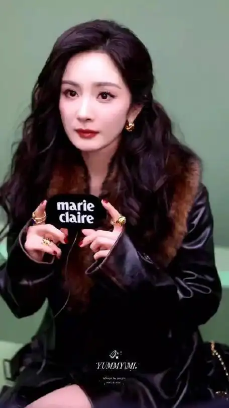 杨幂饭拍时装周采访视频,怼脸状态好绝,期待幂姐正片采访!_手机新浪网