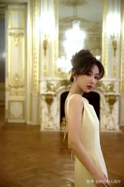 杨紫补齐时尚短板新亮相穿露背高定美貌封神凹姿势大秀蜜桃臀