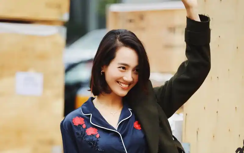 美女主持朱丹唯美时尚街拍桌面壁纸