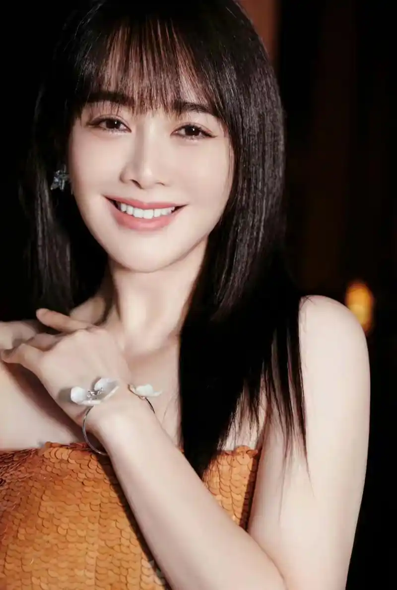 左小青,放下刘海美回青春!