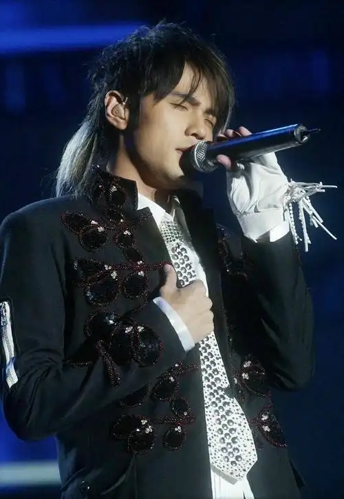 大家有没有周杰伦早期留狼尾的照片? - 知乎