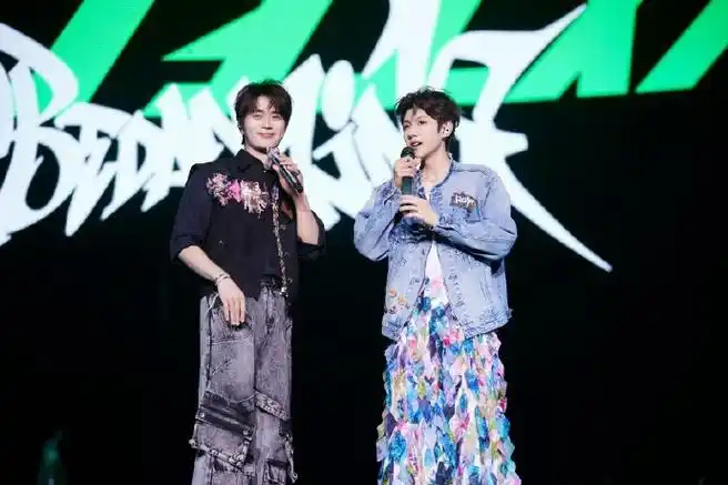 王源晒与陆虎合照##王源陆虎合照