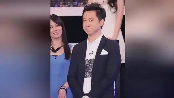 伊能静庾澄庆合体!现身纽约出席儿子毕业典礼,21岁哈利穿搭瞩目