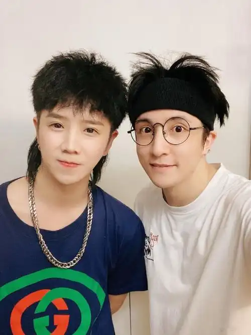 今日份薛之谦合照来袭 黑框眼镜发带薛少年感满满