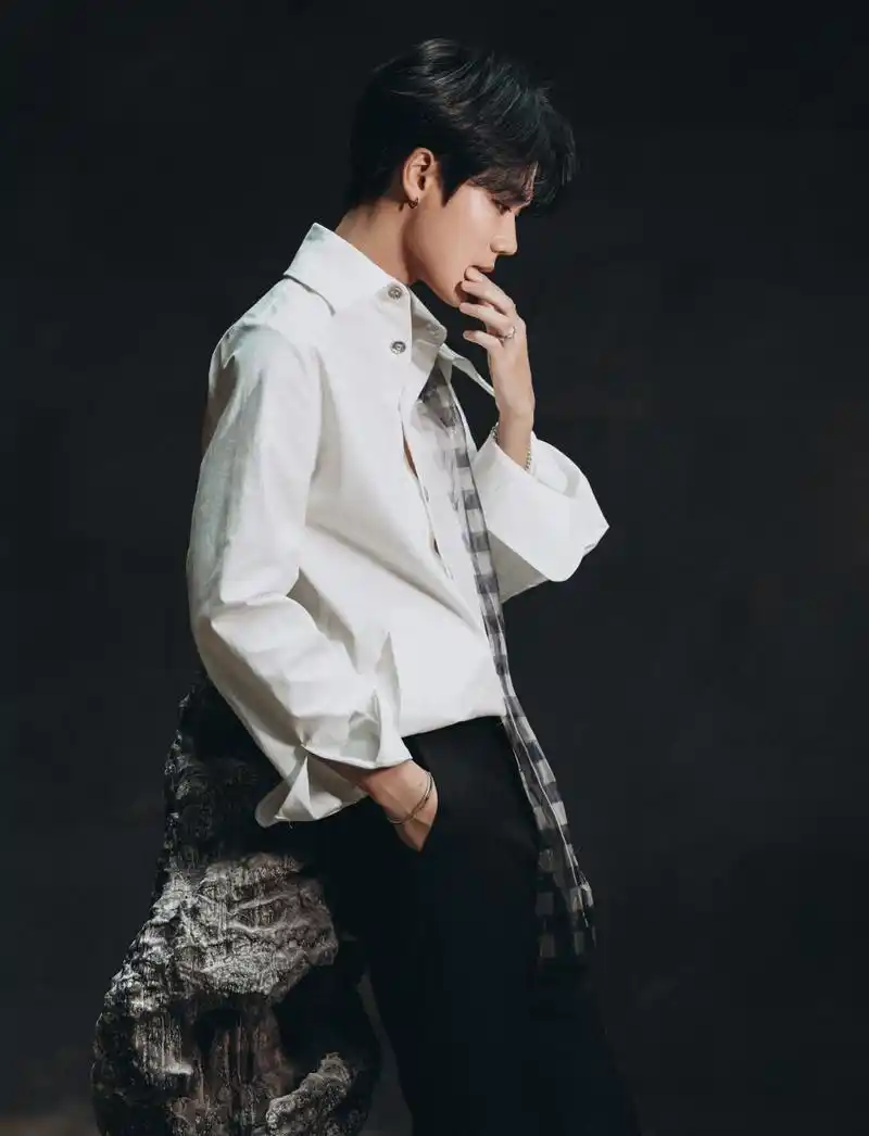 林彦俊白色叠穿衬衫搭配长裤,层次感分明,凸显潇洒气质,别出心裁的