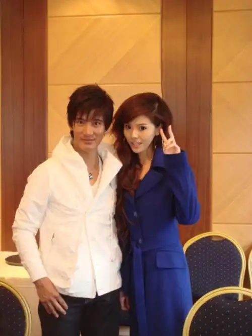 汪嵩,成足队长,阳光帅气;美美(曾美娟),漂亮大方,2006年环球小姐四川