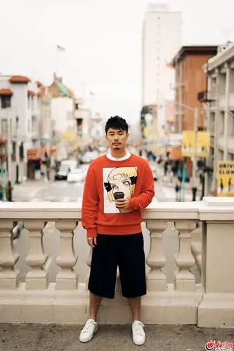 陈赫曝最新时尚街拍 蓄胡造型荷尔蒙爆棚