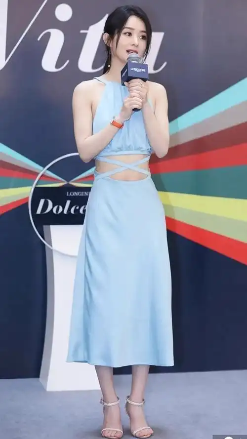 赵丽颖穿裙子出席活动干干净净像小姑娘一样