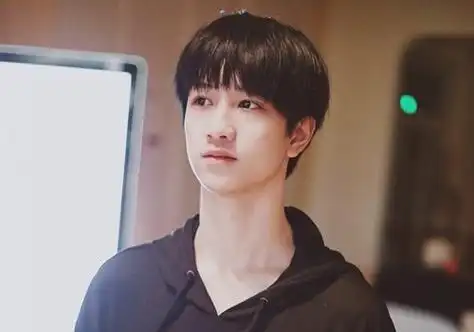 15岁青少年黑色短发怎么打理最帅这五款中学男生短发最受欢迎