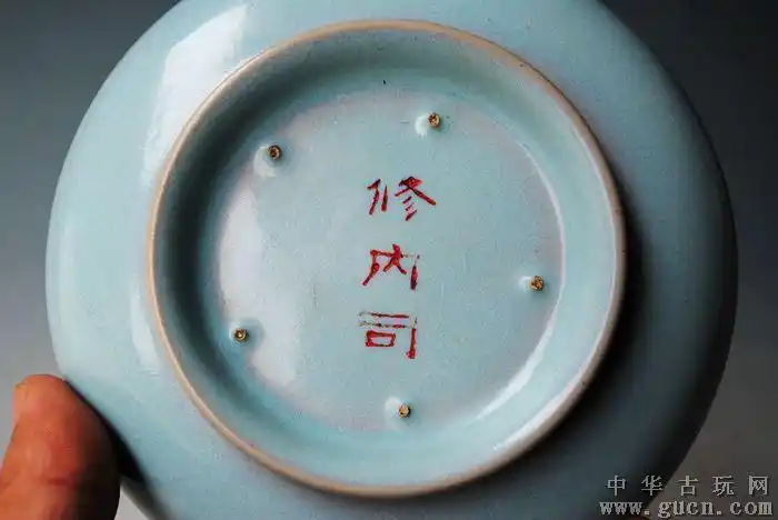 宋汝窑天青釉乾隆御题盘修内司款