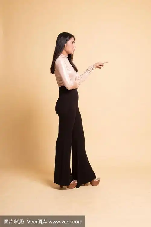 全身侧视图美丽的年轻亚洲女人指向.