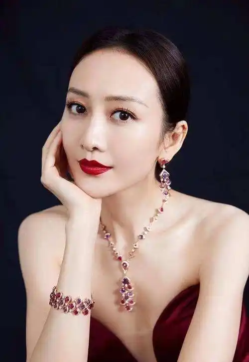 在剧组里看到时尚动人的王鸥之后,屡次碰壁的张戈也不再追求同学,可能