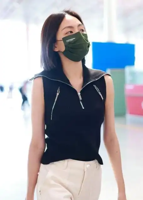 刘惜君惊艳亮相北京机场黑白搭配气质满分