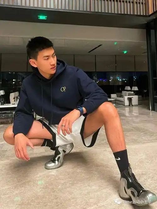 小哥哥性感起来没其他人什么事大长腿配黑袜简直不要太性感