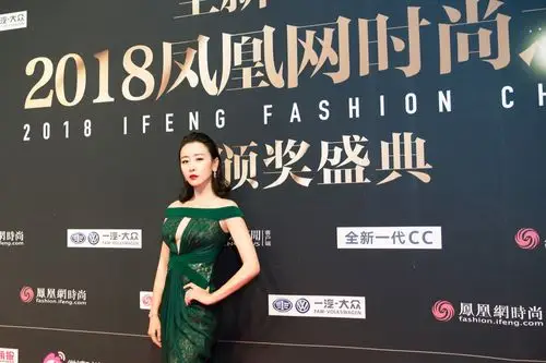 毛俊杰亮相时尚之选盛典 墨绿色礼服玩转复古风