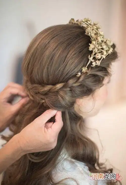 文章插图荷兰女生编小公主小辫子发型设计方案【法式编发易学显气质的