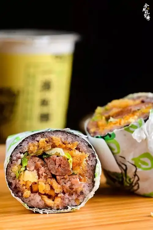 豚肉包进饭团里是日式的传统吃法,一捧选择将高级黑猪肉制成可口的